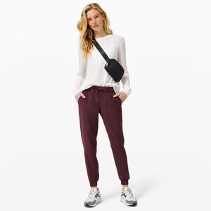 Lululemon On the Fly Jogger Woven Size 4 Womens Pants Burgundy Cassis Travel 21
